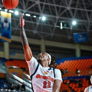 米乐体育赛事-广东遭18分逆转被打回原形！更换外援成唯一出路，杜锋该认清现实